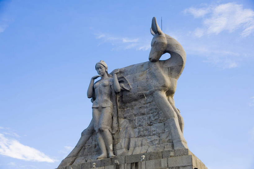 东方人,一个人,无人,公园,站,横图,室外,白天,仰视,度假,美景,城市风光,城市,哺乳动物,鹿,野生动物,雕塑,三亚,中国,亚洲,仅一个男性,仅一个人,一头,握,阴影,服装,艺术,装饰,光线,雕刻,雕像,影子,景观,云,云朵,拿,云彩,拿着,扭头,注视,黄种人,娱乐,海南,仅一个年轻男性,衣服,蓝色,白云,蓝天,天空,阳光,动物,工艺品,天,观察,看,靠,靠着,倚靠,站着,转头,享受,休闲,景色,放松,可爱,搭,握着,服饰,海南省,活泼,晴朗,观看,纪念,美术,察看,倚着,衣着,穿着,搭着,关注,主题,陈列,东亚,三亚市,中华人民共和国,华南地区,功能,美学,琼,衣饰,男人,男性,年轻男性,亚洲人,晴空,站立,彩图,低角度拍摄,全身,鹿回头半岛,鹿回头公园,鹿回头山顶公园