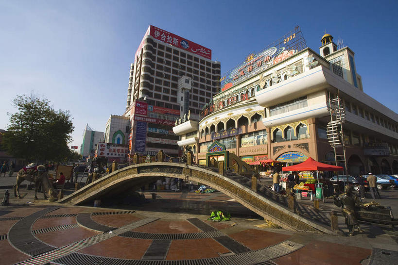 东方人,高楼大厦,商店,站,横图,室外,白天,仰视,度假,美景,树林,植物,窗户,城市风光,城市,大桥,大厦,道路,建筑,路,摩天大楼,桥梁,雕塑,中国,亚洲,行人,阴影,服装,艺术,装饰,光线,标志,雕刻,雕像,伞,文字,影子,雨伞,遮阳伞,字符,墙,景观,云,云朵,小路,桥,交通,许多人,云彩,注视,休闲装,黄种人,娱乐,标识,阳伞,商铺,路人,玻璃窗,墙壁,墙面,树,树木,衣服,蓝色,绿色,白云,蓝天,天空,阳光,自然,工艺品,天,观察,看,站着,一群人,享受,休闲,休闲服,汉字,景色,放松,服饰,生长,晴朗,成长,观看,纪念,美术,察看,太阳伞,关注,中文,主题,陈列,东亚,乌鲁木齐,新疆,国际大巴扎,首府,中华人民共和国,功能,美学,国文,华文,乌鲁木齐市,新疆维吾尔自治区,西北地区,市肆,商号,大巴扎,过客,男人,男性,年轻男性,年轻女性,女人,女性,亚洲人,晴空,站立,半身,彩图,低角度拍摄,大楼,店铺,高层建筑,高楼,摩天楼,二道桥,二道桥商业圈,天山区,新疆国际大巴扎,新