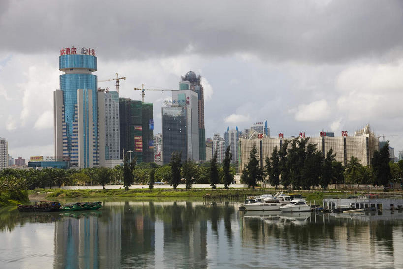 无人,高楼大厦,横图,室外,白天,仰视,度假,技术,湖,湖泊,美景,树林,水,植物,城市风光,城市,大厦,建筑,摩天大楼,船,中国,亚洲,标志,文字,字符,湖面,景观,水流,水面,乌云,云,阴天,云朵,建筑群,游艇,云彩,娱乐,设备,标识,建设,树,树木,海南,施工,绿色,倒影,天空,自然,建筑工地,交通工具,湖水,天,享受,休闲,机械,起重机,汉字,景色,放松,海南省,生长,成长,吊机,工程,倒映,昏暗,阴沉,中文,载具,塔吊,东亚,中华人民共和国,华南地区,省会,国文,华文,地盘,建筑地盘,施工地盘,海口,海口市,琼,反照,彩图,低角度拍摄,大楼,高层建筑,高楼,工地,摩天楼,标准节,塔式起重机,黄金海景大酒店,龙华区