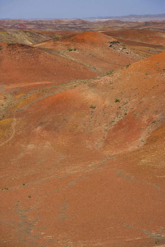 无人,竖图,俯视,航拍,室外,白天,旅游,度假,石头,美景,山,山脉,峡谷,植物,中国,亚洲,阴影,光线,石子,影子,景观,山峰,褐色,山谷,山峦,娱乐,树,树木,蓝色,绿色,蓝天,天空,阳光,自然,群山,天,享受,休闲,景色,放松,生长,晴朗,成长,岩层,鸟瞰,自然风光,东亚,新疆,万里无云,中华人民共和国,新疆维吾尔自治区,西北地区,昌吉,昌吉回族自治州,石块,岩石,晴空,晴空万里,彩图,高角度拍摄,昌吉州,新,吉木萨尔县,火烧山