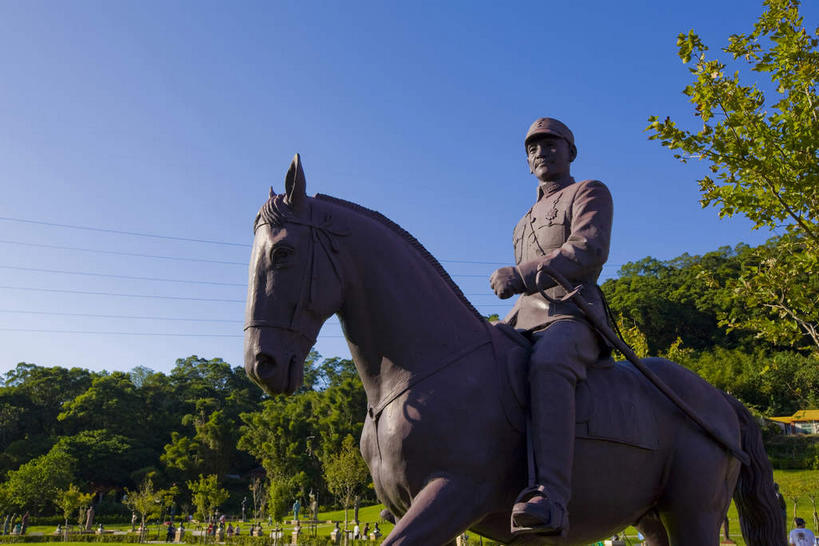 东方人,一个人,无人,站,坐,横图,室外,白天,仰视,制服,度假,草地,草坪,美景,植物,城市风光,城市,马,野生动物,帽子,雕塑,台湾,中国,亚洲,仅一个男性,仅一个人,骑马,阴影,艺术,装饰,光线,雕刻,雕像,影子,景观,注视,黄种人,娱乐,一匹,座位,马鞍,草,树,树木,仅一个年轻男性,骑,衣服,蓝色,绿色,蓝天,天空,阳光,自然,动物,绳子,工艺品,天,观察,看,站着,享受,休闲,景色,放松,运输,牲畜,生长,晴朗,成长,观看,纪念,手柄,军人,绳索,美术,控制,察看,蒋介石,缰绳,军装,总统,关注,主题,军服,陈列,东亚,桃园县,万里无云,港澳台,中华人民共和国,功能,美学,台湾省,马具,男人,男性,年轻男性,亚洲人,晴空,晴空万里,站立,坐着,半身,彩图,低角度拍摄,桃园,校长,台,委员长,志清,瑞元,蒋中正