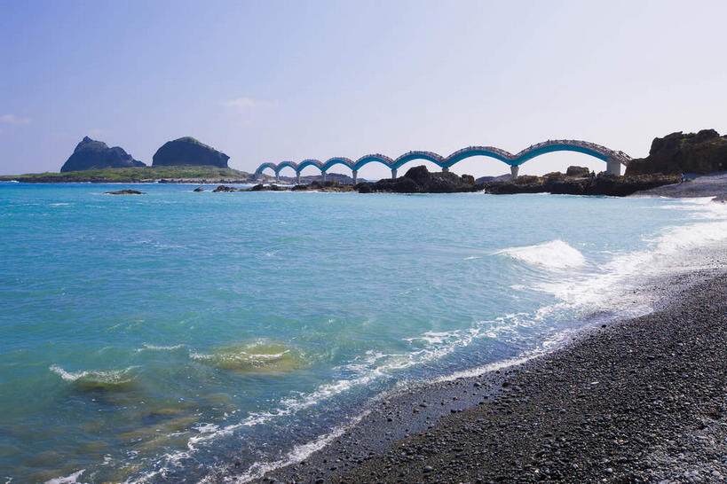 无人,横图,室外,白天,正面,旅游,度假,海浪,海洋,美景,沙滩,山,植物,大桥,桥梁,台湾,中国,亚洲,阴影,光线,沙子,影子,海岸,景观,浪花,山峰,桥,水草,沙地,山峦,娱乐,蓝色,蓝天,天空,阳光,自然,海水,天,享受,休闲,景色,放松,生长,晴朗,成长,水藻,藻类,自然风光,海景,东亚,跨线桥,台东县,三仙台,万里无云,港澳台,中华人民共和国,台湾省,大海,风浪,海,海水的波动,海滩,近岸浪,涌浪,晴空,晴空万里,彩图,成功镇,台东,台
