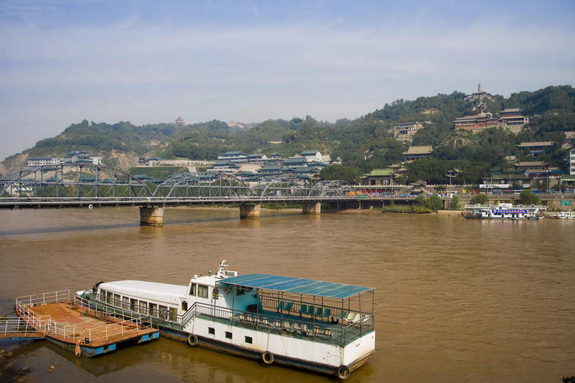 无人,家,横图,室外,白天,正面,旅游,度假,河流,美景,山,山脉,树林,水,植物,大桥,桥梁,船,黄河,中国,亚洲,一艘,许多,阴影,漂浮,光线,影子,房屋,屋子,河水,景观,山峰,水流,云,云朵,桥,游艇,棕色,山峦,很多,云彩,娱乐,楼房,铁桥,住宅,树,树木,蓝色,绿色,白云,蓝天,天空,阳光,自然,交通工具,群山,天,享受,休闲,景色,放松,生长,晴朗,成长,漂流,自然风光,载具,东亚,甘肃,甘肃省,跨线桥,中华人民共和国,省会,流浪,西北地区,兰州,兰州市,甘,流落,流散,漂泊,飘泊,飘流,母亲河,晴空,彩图,房子,黄河铁桥,兰州黄河铁桥,兰州中山桥,天下黄河第一桥,中山桥