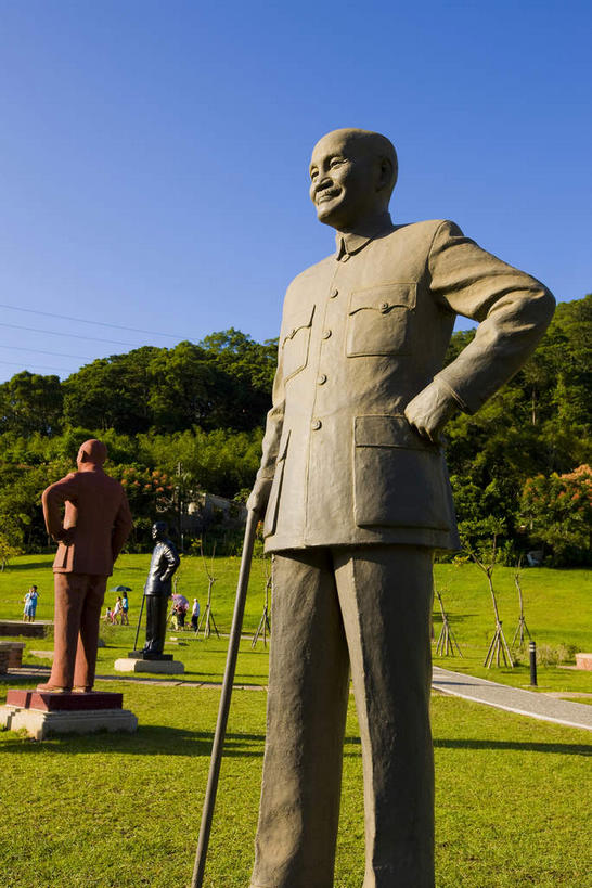 东方人,一个人,无人,站,竖图,室外,白天,正面,度假,草地,草坪,美景,植物,城市风光,城市,道路,路,雕塑,台湾,中国,亚洲,仅一个男性,仅一个人,阴影,服装,曲折,弯曲,艺术,装饰,光线,雕刻,雕像,影子,景观,小路,交通,黄种人,娱乐,草,树,树木,衣服,蓝色,绿色,蓝天,天空,阳光,自然,工艺品,天,站着,仅一个老年男性,享受,休闲,景色,放松,服饰,蜿蜒,生长,晴朗,成长,纪念,美术,蒋介石,衣着,总统,穿着,主题,陈列,东亚,桃园县,万里无云,港澳台,中华人民共和国,功能,美学,台湾省,衣饰,老年男性,男人,男性,亚洲人,晴空,晴空万里,站立,半身,彩图,桃园,校长,台,委员长,志清,瑞元,蒋中正