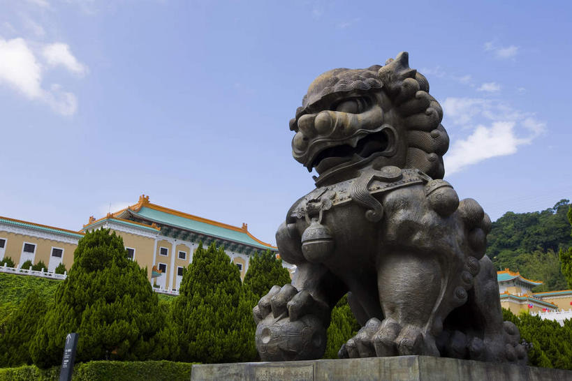 无人,宫殿,坐,横图,室外,白天,仰视,旅游,度假,名胜古迹,植物,标志建筑,地标,建筑,哺乳动物,野生动物,狮子,雕塑,台湾,中国,亚洲,阴影,辟邪,遗迹,艺术,装饰,光线,雕刻,雕像,瓦片,影子,屋顶,屋檐,云,云朵,云彩,顶棚,古迹,文化,文物,娱乐,建设,古建筑,石雕,檐,树,树木,一个,蓝色,绿色,白云,蓝天,天空,阳光,自然,动物,工艺品,石狮,天,祈祷,享受,休闲,健康,旅游胜地,放松,许愿,生长,晴朗,单个,成长,纪念,祈求,美术,宫廷,主题,凶猛,陈列,古文明,东亚,台北,港澳台,中华人民共和国,省会,功能,美学,驱邪,祛邪,避邪,台北市,台湾省,王宫,守护神,士林,士林区,台北故宫博物院,外双溪,中山博物院,残暴,平安,凶残,晴空,坐着,彩图,低角度拍摄,全身,皇宫,台