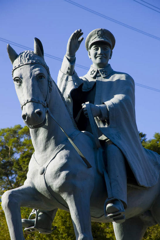 东方人,一个人,无人,竖图,室外,白天,正面,制服,度假,美景,植物,城市风光,城市,马,野生动物,帽子,雕塑,台湾,中国,亚洲,仅一个男性,仅一个人,仅一个中年男性,骑马,阴影,艺术,装饰,光线,雕刻,雕像,影子,景观,黄种人,娱乐,树,树木,一个,骑,衣服,蓝色,绿色,蓝天,天空,阳光,自然,动物,工艺品,天,享受,休闲,景色,放松,运输,军帽,牲畜,生长,晴朗,单个,成长,纪念,军人,美术,蒋介石,军装,总统,主题,军服,陈列,东亚,桃园县,万里无云,港澳台,中华人民共和国,功能,美学,台湾省,男人,男性,中年男性,亚洲人,晴空,晴空万里,半身,彩图,桃园,校长,台,委员长,志清,瑞元,蒋中正