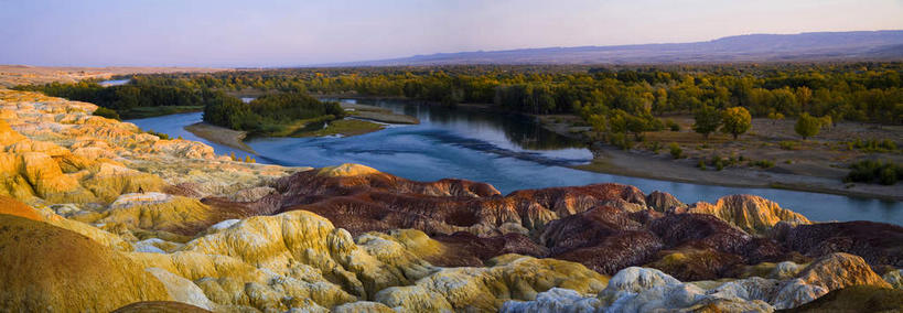 无人,横图,室外,白天,正面,旅游,度假,草地,草坪,河流,礁石,石头,美景,沙滩,水,植物,中国,亚洲,阴影,光线,沙子,石子,影子,河岸,河水,河滩,景观,水流,云,云朵,沙地,云彩,娱乐,草,树,树木,蓝色,绿色,白云,蓝天,天空,阳光,自然,天,享受,休闲,景色,放松,生长,晴朗,成长,自然风光,东亚,新疆,中华人民共和国,新疆维吾尔自治区,西北地区,昌吉,昌吉回族自治州,礁,石块,岩石,晴空,彩图,昌吉州,新,吉木萨尔县,五彩湾