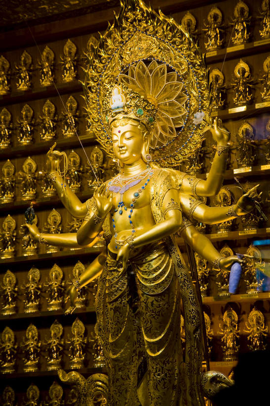 东方人,一个人,无人,寺庙,站,竖图,室内,白天,正面,旅游,度假,智慧,名胜古迹,标志建筑,地标,建筑,雕塑,三亚,中国,亚洲,仅一个女性,仅一个人,服装,节日,神话,遗迹,艺术,装饰,雕刻,雕像,燃烧,黄种人,古迹,文化,文物,娱乐,建设,古建筑,海南,一个,衣服,香火,工艺品,庙宇,祈祷,站着,仅一个中年女性,享受,休闲,健康,金色,旅游胜地,放松,许愿,宗教,观音,服饰,海南省,信仰,单个,纪念,祈求,美术,衣着,穿着,主题,传说,陈列,古文明,东亚,菩萨,千手观音,三亚市,南山,观音菩萨,中华人民共和国,华南地区,功能,美学,琼,衣饰,慈悲,中国神话,观世音,观世音菩萨,观音大士,观自在菩萨,平安,女人,女性,中年女性,亚洲人,站立,半身,彩图,庙,寺,南山文化旅游区,千手观音菩萨