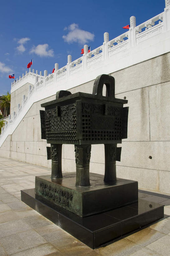 无人,宫殿,栏杆,竖图,室外,白天,正面,旅游,度假,名胜古迹,楼梯,标志建筑,地标,建筑,台湾,中国,亚洲,阴影,遗迹,光线,扶手,影子,阶梯,墙,云,云朵,云彩,古迹,文物,娱乐,建设,古建筑,护栏,墙壁,墙面,台阶,一个,蓝色,白云,蓝天,天空,阳光,天,享受,休闲,旅游胜地,放松,晴朗,单个,鼎,宫廷,用具,器具,铜器,古文明,东亚,台北,港澳台,中华人民共和国,省会,青铜器,台北市,台湾省,王宫,士林,士林区,台北故宫博物院,外双溪,中山博物院,晴空,彩图,皇宫,青铜炊器,青铜鼎,台