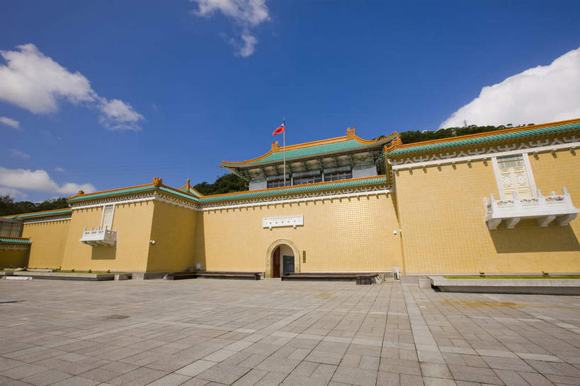 无人,宫殿,横图,室外,白天,仰视,旅游,度假,名胜古迹,标志建筑,道路,地标,建筑,路,旗帜,台湾,中国,亚洲,一面,阴影,遗迹,飘扬,光线,瓦片,影子,墙,屋顶,屋檐,云,云朵,小路,交通,云彩,顶棚,古迹,文物,娱乐,旗子,建设,古建筑,檐,墙壁,墙面,红色,蓝色,白云,蓝天,天空,阳光,天,享受,休闲,旅游胜地,放松,晴朗,飘逸,宫廷,飞扬,古文明,东亚,台北,港澳台,中华人民共和国,省会,旌旗,旗号,台北市,台湾省,王宫,士林,士林区,台北故宫博物院,外双溪,中山博物院,晴空,彩图,低角度拍摄,皇宫,台