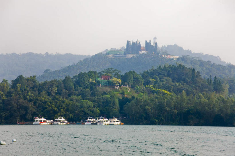无人,横图,室外,白天,正面,旅游,度假,岛屿,海浪,海洋,美景,植物,船,日月潭,台湾,中国,亚洲,波纹,飞溅,溅,液体,岛,景观,浪花,水滴,乌云,云,阴天,云朵,木船,云彩,娱乐,水珠,树,树木,绿色,水纹,天空,自然,海水,船尾波,交通工具,波浪,天,享受,休闲,景色,放松,生长,成长,舟,昏暗,阴沉,喷洒,自然风光,载具,三艘,海景,东亚,南投县,鱼池乡,港澳台,中华人民共和国,台湾省,南投,日月潭国家风景区,大海,风浪,海,海水的波动,近岸浪,列岛,群岛,涌浪,诸岛,彩图,台