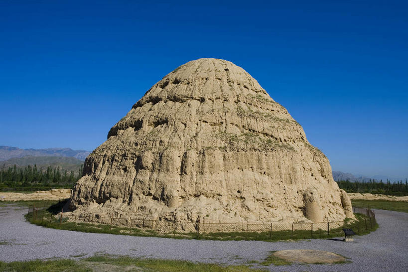 无人,横图,室外,白天,正面,旅游,度假,草地,草坪,名胜古迹,植物,标志建筑,地标,建筑,中国,亚洲,阴影,遗迹,光线,影子,古迹,文物,娱乐,建设,古建筑,草,蓝色,绿色,蓝天,天空,阳光,天,享受,休闲,墓地,旅游胜地,放松,晴朗,坟墓,陵墓,坟场,古文明,东亚,宁夏,西夏王陵,银川,万里无云,首府,中华人民共和国,西北地区,银川市,宁夏回族自治区,宁,晴空,晴空万里,彩图,贺兰山,西夏帝陵