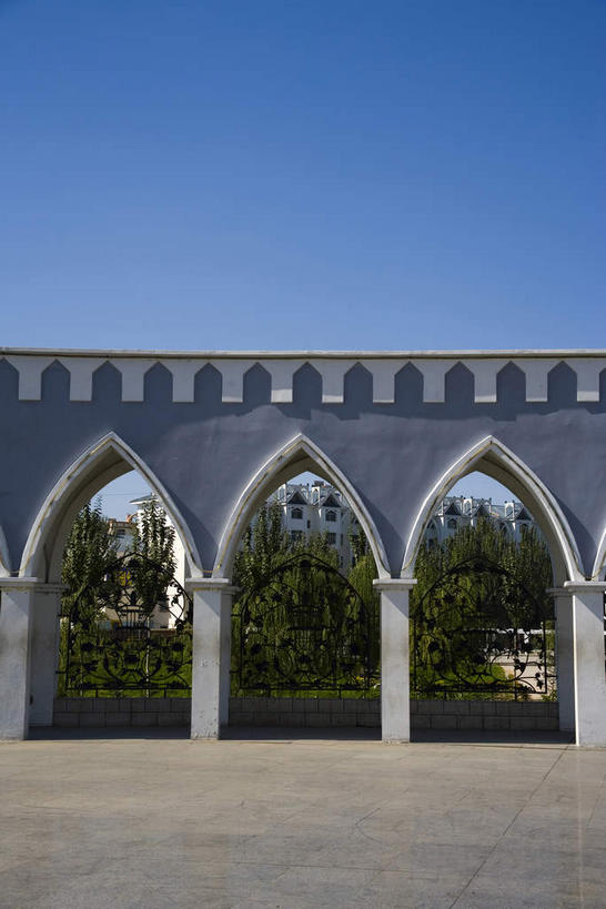 无人,竖图,室外,白天,正面,旅游,度假,植物,标志建筑,地标,建筑,中国,亚洲,阴影,光线,影子,柱子,拱门,娱乐,建设,树,树木,蓝色,绿色,蓝天,天空,阳光,自然,天,享受,休闲,旅游胜地,放松,生长,晴朗,成长,东亚,宁夏,银川,万里无云,首府,中华人民共和国,西北地区,银川市,宁夏回族自治区,宁,晴空,晴空万里,彩图,银川新月广场