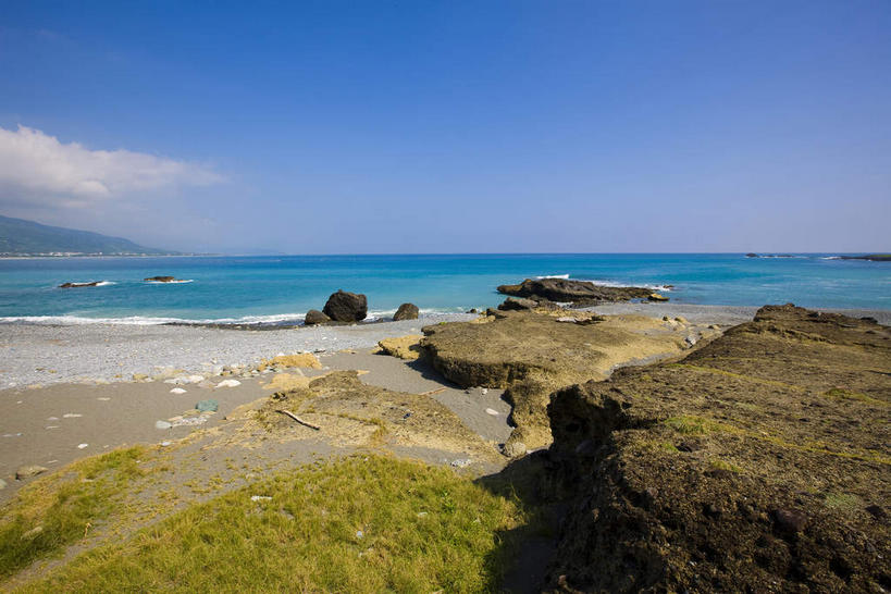 无人,横图,室外,白天,正面,旅游,度假,海浪,海洋,石头,美景,沙滩,山,山脉,台湾,中国,亚洲,许多,阴影,光线,沙子,石子,影子,海岸,景观,浪花,山峰,水平线,云,云朵,辽阔,青苔,苔藓,海平线,沙地,山峦,很多,云彩,娱乐,蓝色,白云,蓝天,天空,阳光,自然,海水,群山,天,享受,休闲,广阔,景色,放松,晴朗,一望无际,自然风光,海景,东亚,台东县,三仙台,港澳台,中华人民共和国,台湾省,无边无际,一马平川,大海,风浪,海,海水的波动,海滩,近岸浪,石块,岩石,涌浪,晴空,彩图,成功镇,台东,水天相接,水天一线,台