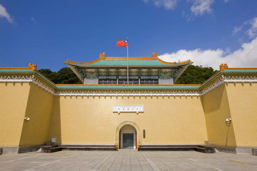 无人,博物馆,宫殿,横图,室外,白天,仰视,旅游,度假,标志建筑,道路,地标,建筑,路,旗帜,国旗,雕塑,台湾,中国,亚洲,一块,一面,吊挂,悬挂,阴影,研究,艺术,装饰,光线,标志,雕刻,牌匾,旗杆,瓦片,文字,影子,字符,墙,屋檐,云,云朵,拱门,小路,交通,教育,挂,云彩,文化,娱乐,标识,建设,五星红旗,檐,墙壁,墙面,黄色,蓝色,白云,蓝天,天空,阳光,工艺品,天,享受,休闲,汉字,旅游胜地,放松,晴朗,纪念,展览,美术,宫廷,欣赏,中文,主题,陈列,中国国旗,东亚,台北,港澳台,中华人民共和国,省会,功能,美学,国文,华文,台北市,台湾省,王宫,典藏,士林,士林区,台北故宫博物院,外双溪,中山博物院,旗,晴空,彩图,低角度拍摄,皇宫,红地五星旗,中华人民共和国国旗,台,国立故宫博物院,台北故宫