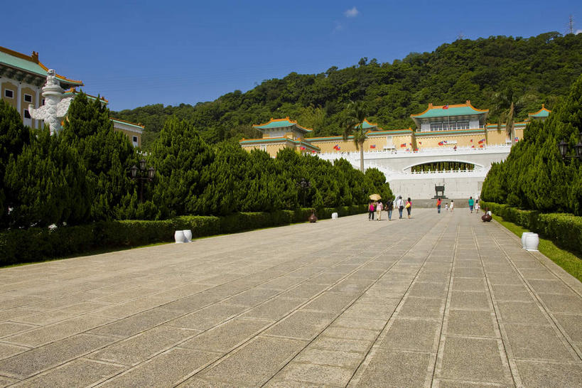 东方人,博物馆,宫殿,走,横图,室外,白天,仰视,旅游,度假,森林,山,山脉,树林,植物,门,标志建筑,道路,地标,建筑,路,台湾,中国,亚洲,行人,阴影,服装,研究,光线,影子,墙,山峰,小路,交通,山峦,许多人,教育,注视,休闲装,黄种人,娱乐,建设,路人,墙壁,墙面,石板路,树,树木,衣服,蓝色,绿色,蓝天,天空,阳光,自然,门框,群山,天,观察,看,一群人,享受,休闲,休闲服,旅游胜地,放松,服饰,生长,晴朗,成长,观看,展览,察看,宫廷,关注,欣赏,陈列,东亚,台北,万里无云,港澳台,中华人民共和国,省会,台北市,台湾省,王宫,典藏,过客,士林,士林区,台北故宫博物院,外双溪,中山博物院,男人,男性,年轻男性,年轻女性,女人,女性,亚洲人,晴空,晴空万里,步行,散步,走路,半身,彩图,低角度拍摄,皇宫,台,国立故宫博物院,台北故宫