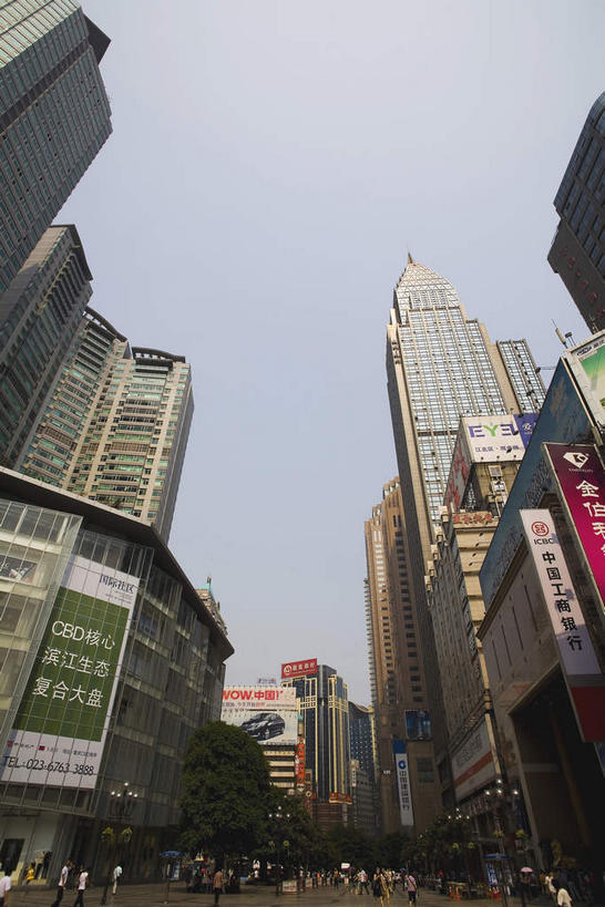 东方人,高楼大厦,走,竖图,室外,白天,仰视,度假,美景,植物,窗户,城市风光,城市,大厦,道路,建筑,路,摩天大楼,公路,重庆,中国,亚洲,一排,许多,行人,阴影,服装,整齐,光线,信息,英文,标志,文字,影子,字符,字母,墙,景观,交通,很多,许多人,注视,休闲装,黄种人,娱乐,标识,建设,海报,路人,玻璃窗,广告,墙壁,墙面,树,树木,排列,衣服,蓝色,绿色,蓝天,天空,阳光,自然,天,观察,看,一群人,享受,休闲,休闲服,汉字,景色,放松,服饰,生长,晴朗,成长,观看,英文字母,察看,队列,关注,中文,宣传,东亚,万里无云,渝中区,中华人民共和国,西南地区,国文,华文,重庆市,渝,过客,山城,男人,男性,年轻男性,年轻女性,女人,女性,亚洲人,晴空,晴空万里,马路,步行,散步,走路,半身,彩图,低角度拍摄,大楼,高层建筑,高楼,摩天楼,招贴,解放碑步行街