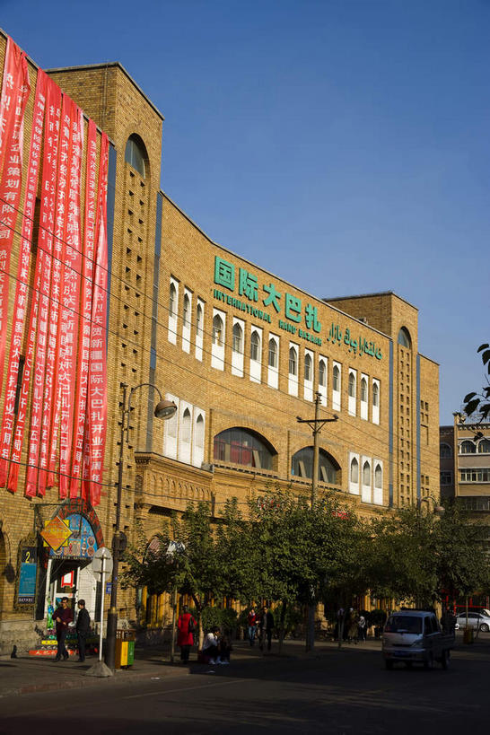 东方人,商店,走,竖图,室外,白天,仰视,购物,度假,消费,美景,植物,城市风光,超市,城市,道路,路,商场,指示牌,公路,中国,亚洲,一排,许多,行人,吊挂,悬挂,阴影,服装,整齐,电力,光线,标志,电线,电线杆,文字,线,影子,字符,墙,景观,横幅,电能,交通,很多,许多人,挂,线路,注视,休闲装,黄种人,娱乐,标识,路人,墙壁,墙面,树,树木,排列,衣服,红色,蓝色,绿色,蓝天,天空,阳光,自然,天,观察,看,一群人,享受,休闲,休闲服,汉字,景色,放松,金融,百货,服饰,生长,晴朗,成长,观看,电,电源,察看,队列,关注,中文,能量,选购,贸易,百货公司,东亚,乌鲁木齐,新疆,国际大巴扎,万里无云,首府,中华人民共和国,血拼,国文,华文,乌鲁木齐市,新疆维吾尔自治区,西北地区,大巴扎,过客,男人,男性,年轻男性,年轻女性,女人,女性,亚洲人,晴空,晴空万里,马路,步行,散步,走路,半身,彩图,低角度拍摄,购物商场,购物中心,商业中心,二道桥,二道桥商业圈,天山区,新疆国际大巴扎,新