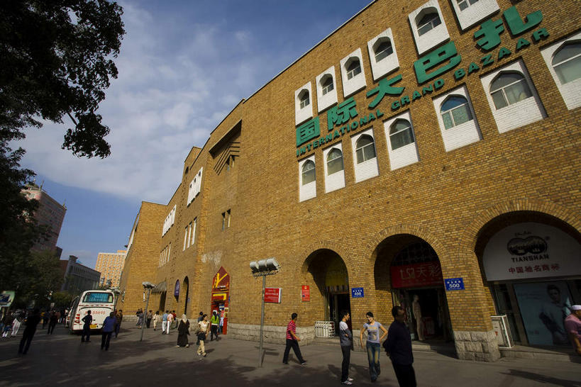 东方人,家,走,横图,室外,白天,仰视,度假,美景,树林,植物,窗户,城市风光,城市,道路,路,公路,公共汽车,中国,亚洲,行人,阴影,服装,光线,标志,文字,影子,柱子,字符,房屋,墙,屋子,景观,云,云朵,公寓,拱门,巴士,公交车,交通,许多人,云彩,注视,休闲装,黄种人,娱乐,标识,洋房,楼房,路人,玻璃窗,墙壁,墙面,住宅,车,树,树木,衣服,蓝色,绿色,白云,蓝天,天空,阳光,自然,交通工具,天,观察,看,一群人,享受,休闲,休闲服,汉字,景色,放松,服饰,生长,晴朗,成长,观看,察看,关注,中文,载具,东亚,乌鲁木齐,新疆,国际大巴扎,首府,中华人民共和国,国文,华文,乌鲁木齐市,新疆维吾尔自治区,西北地区,大巴扎,过客,男人,男性,年轻男性,年轻女性,女人,女性,亚洲人,晴空,马路,步行,散步,走路,半身,彩图,低角度拍摄,房子,二道桥,二道桥商业圈,天山区,新疆国际大巴扎,新