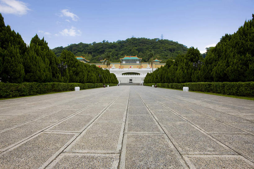 无人,博物馆,宫殿,横图,室外,白天,仰视,旅游,度假,山,山脉,植物,标志建筑,道路,地标,建筑,路,台湾,中国,亚洲,阴影,研究,光线,影子,墙,山峰,云,云朵,拱门,小路,交通,山峦,教育,云彩,娱乐,建设,墙壁,墙面,石板路,树,树木,蓝色,绿色,白云,蓝天,天空,阳光,自然,群山,天,享受,休闲,旅游胜地,放松,生长,晴朗,成长,展览,宫廷,欣赏,陈列,东亚,台北,港澳台,中华人民共和国,省会,台北市,台湾省,王宫,典藏,士林,士林区,台北故宫博物院,外双溪,中山博物院,晴空,彩图,低角度拍摄,皇宫,台,国立故宫博物院,台北故宫