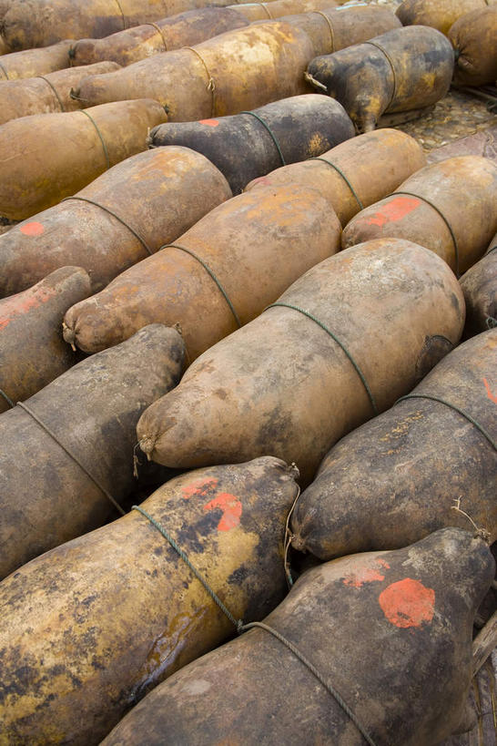 无人,竖图,俯视,室外,特写,白天,一排,整齐,环绕,编织,缠绕,皮,皮革,运输工具,排列,绳子,交通工具,皮肤,捆绑,绳索,皮毛,羊皮,队列,载具,纠缠,绑缚,水上交通工具,彩图,高角度拍摄,羊皮革,羊皮筏,羊皮筏子