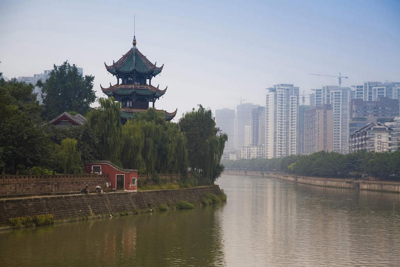 无人,高楼大厦,横图,室外,白天,仰视,度假,技术,河流,美景,树林,水,植物,城市风光,城市,大厦,建筑,摩天大楼,中国,亚洲,阴影,光线,瓦片,影子,屋檐,河水,景观,水流,塔,娱乐,设备,檐,树,树木,施工,蓝色,绿色,倒影,蓝天,天空,阳光,自然,天,享受,休闲,机械,起重机,景色,放松,四川省,生长,晴朗,成长,吊机,工程,倒映,塔吊,东亚,四川,成都,成都市,万里无云,中华人民共和国,省会,西南地区,川,反照,晴空,晴空万里,彩图,低角度拍摄,大楼,高层建筑,高楼,摩天楼,飞檐,标准节,塔式起重机