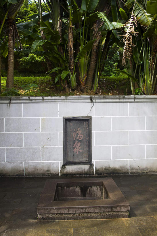 无人,竖图,室外,白天,正面,度假,灌溉,美景,城市风光,城市,道路,路,书籍,雕塑,中国,亚洲,阴影,艺术,装饰,光线,标志,雕刻,雕像,文字,影子,字符,墙,水井,景观,小路,交通,生活,娱乐,标识,石雕,石刻,墙壁,墙面,石板路,海南,阳光,石碑,书本,工艺品,享受,休闲,汉字,景色,放松,储蓄,祠堂,井,海南省,纪念,美术,浇灌,储存,中文,主题,陈列,祠庙,东亚,中华人民共和国,华南地区,省会,功能,美学,国文,华文,海口,海口市,琼,储备,蕴藏,贮备,书,图书,彩图,贮存,琼山,琼山区,琼台福地,五公祠