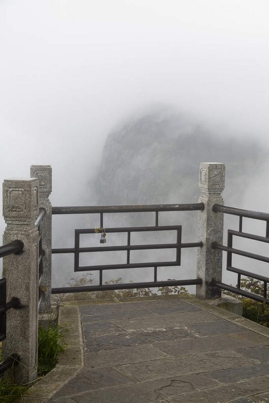 无人,栏杆,露台,竖图,室外,白天,正面,旅游,度假,美景,山,雾,峨眉山,中国,亚洲,朦胧,模糊,景观,山峰,围栏,山峦,娱乐,护栏,自然,享受,休闲,景色,放松,四川省,迷雾,自然风光,东亚,四川,中华人民共和国,西南地区,川,大雾,彩图,晒台,天台,眺望台,峨眉,峨眉山市