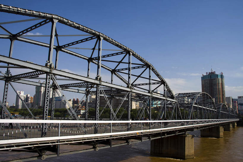 无人,家,横图,室外,白天,正面,旅游,度假,河流,水,植物,标志建筑,大桥,地标,建筑,桥梁,中国,亚洲,阴影,光线,瓦片,影子,房屋,屋顶,屋檐,屋子,河水,水流,云,云朵,桥,云彩,顶棚,娱乐,建设,楼房,铁桥,檐,拱桥,住宅,树,树木,蓝色,绿色,白云,蓝天,天空,阳光,自然,天,享受,休闲,旅游胜地,放松,生长,晴朗,成长,悬索桥,东亚,甘肃,甘肃省,桁架拱桥,中华人民共和国,省会,西北地区,兰州,兰州市,甘,晴空,彩图,房子,黄河铁桥,兰州黄河铁桥,兰州中山桥,天下黄河第一桥,中山桥