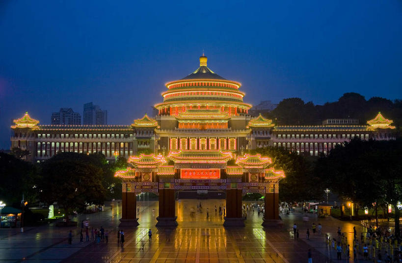 无人,家,横图,室外,夜晚,仰视,旅游,度假,植物,标志建筑,道路,地标,建筑,路,重庆,中国,亚洲,阴影,光线,瓦片,影子,柱子,房屋,屋檐,屋子,小路,灯光,交通,娱乐,建设,楼房,檐,住宅,树,树木,绿色,倒影,自然,享受,休闲,旅游胜地,放松,生长,成长,倒映,东亚,渝中区,中华人民共和国,西南地区,重庆市,渝,反照,彩图,低角度拍摄,房子,重庆人民大礼堂