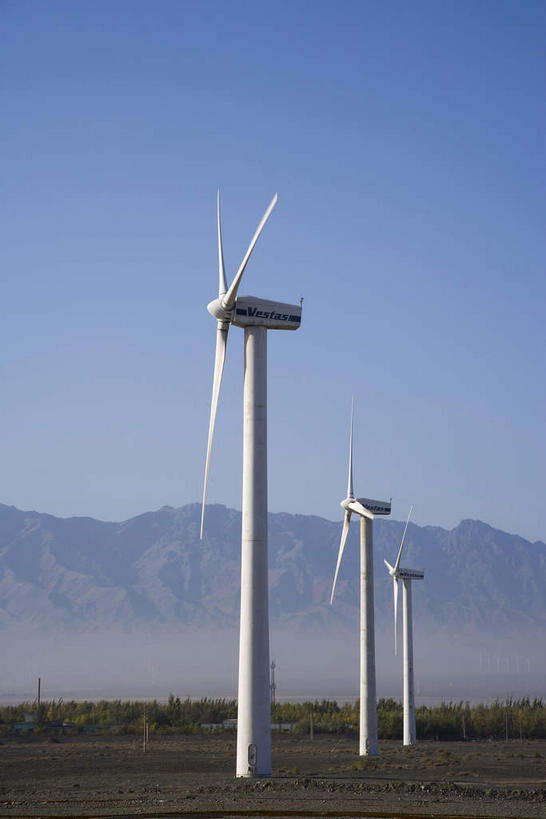 无人,竖图,室外,白天,正面,旅游,度假,农业,风能,风力发电机,草地,草坪,美景,植物,风车,中国,亚洲,一排,许多,阴影,环保,整齐,并列,并排,电力,光线,影子,景观,很多,娱乐,设备,草,排列,蓝色,绿色,蓝天,天空,阳光,自然,天,享受,休闲,发电,机械,景色,放松,工业,能源,晴朗,资源,风力机,队列,自然风光,平行,利用,低碳,东亚,乌鲁木齐,新疆,万里无云,首府,中华人民共和国,乌鲁木齐市,新疆维吾尔自治区,西北地区,风力发电,风力涡轮机,晴空,晴空万里,彩图,新,达坂城,达坂城区