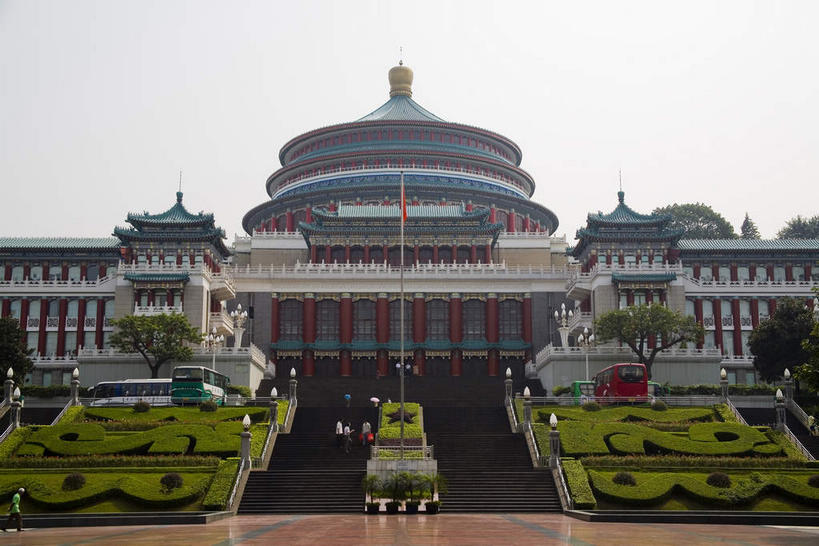 无人,高楼大厦,栏杆,横图,室外,白天,仰视,旅游,度假,植物,窗户,楼梯,标志建筑,大厦,道路,地标,建筑,路,摩天大楼,旗帜,国旗,重庆,中国,亚洲,一面,一排,许多,阴影,整齐,并列,并排,光线,扶手,影子,阶梯,大理石,云,星星,云朵,小路,褐色,交通,很多,云彩,娱乐,建设,护栏,五星红旗,玻璃窗,台阶,树,树木,排列,黄色,红色,蓝色,绿色,白云,蓝天,天空,阳光,自然,天,享受,休闲,星形,旅游胜地,放松,生长,晴朗,成长,队列,平行,五角形,中国国旗,东亚,渝中区,中华人民共和国,西南地区,大理石制品,重庆市,渝,五颗,旗,晴空,五角星,彩图,低角度拍摄,大楼,高层建筑,高楼,摩天楼,红地五星旗,中华人民共和国国旗,重庆人民大礼堂