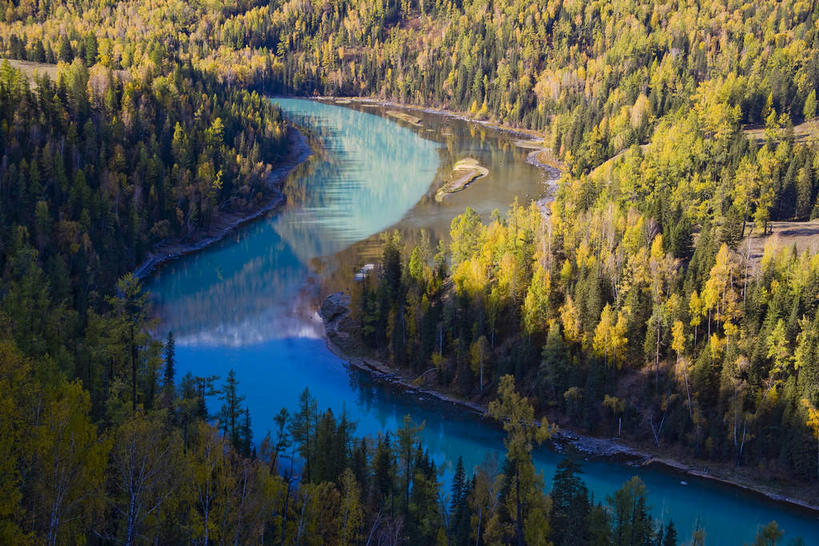 无人,横图,俯视,室外,白天,旅游,度假,河流,美景,森林,沙滩,树林,水,植物,松树,中国,亚洲,阴影,光线,沙子,影子,河岸,河水,河滩,景观,水流,沙地,娱乐,树,树木,绿色,阳光,自然,享受,休闲,景色,放松,生长,成长,自然风光,杉树,坚定,东亚,新疆,阿勒泰地区,布尔津县,伊犁,中华人民共和国,长寿,贞洁,新疆维吾尔自治区,西北地区,阿勒泰,阿勒泰市,伊犁哈萨克自治州,彩图,高角度拍摄,布尔津,哈巴河,哈巴河县,喀纳斯综合自然景观保护区,新