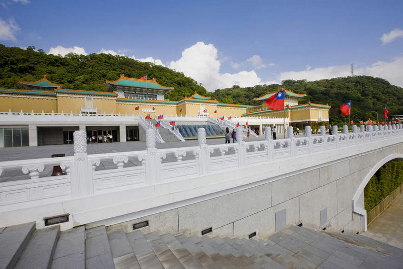 无人,宫殿,栏杆,横图,室外,白天,正面,旅游,度假,名胜古迹,山,山脉,植物,标志建筑,地标,建筑,台湾,中国,亚洲,阴影,遗迹,光线,瓦片,影子,墙,屋檐,山峰,云,云朵,围栏,山峦,云彩,古迹,文物,娱乐,建设,古建筑,护栏,檐,墙壁,墙面,树,树木,蓝色,绿色,白云,蓝天,天空,阳光,自然,群山,天,享受,休闲,旅游胜地,放松,生长,晴朗,成长,宫廷,古文明,东亚,台北,港澳台,中华人民共和国,省会,台北市,台湾省,王宫,士林,士林区,台北故宫博物院,外双溪,中山博物院,晴空,彩图,皇宫,台