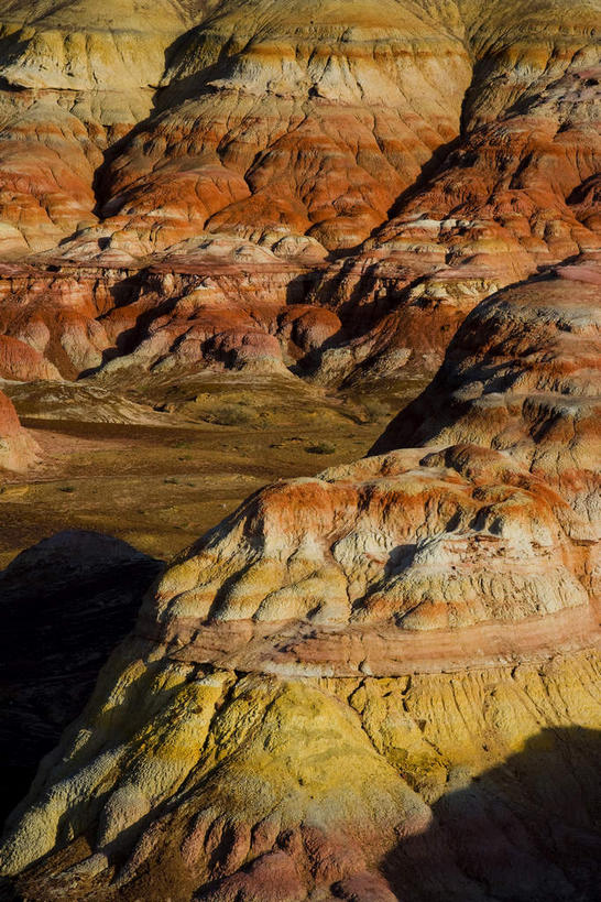 无人,竖图,俯视,室外,白天,旅游,度假,石头,美景,山,山脉,峡谷,中国,亚洲,阴影,光线,纹路,石子,纹理,影子,景观,山峰,悬崖,山谷,山峦,娱乐,阳光,自然,群山,享受,休闲,景色,放松,岩层,自然风光,东亚,新疆,肌理,中华人民共和国,绝壁,新疆维吾尔自治区,西北地区,石块,岩石,彩图,高角度拍摄,准噶尔,准噶尔盆地,新,五彩湾,准噶尔盆地五彩城