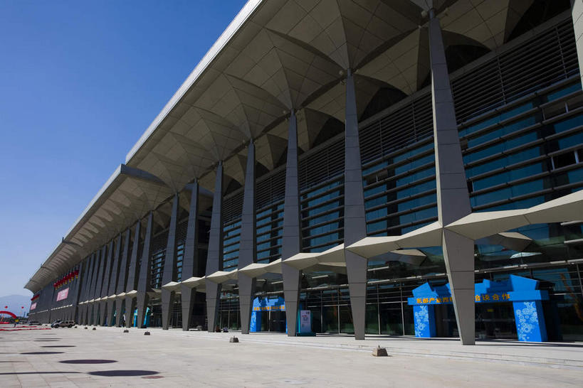 无人,高楼大厦,横图,室外,白天,仰视,旅游,度假,窗户,落地窗,标志建筑,大厦,道路,地标,建筑,路,摩天大楼,中国,亚洲,一排,许多,阴影,整齐,并列,并排,光线,影子,柱子,小路,交通,很多,娱乐,建设,玻璃窗,排列,蓝色,蓝天,天空,阳光,天,享受,休闲,旅游胜地,放松,晴朗,队列,平行,玻璃幕墙,东亚,宁夏,银川,万里无云,首府,中华人民共和国,西北地区,银川市,宁夏回族自治区,宁,晴空,晴空万里,彩图,低角度拍摄,大楼,高层建筑,高楼,摩天楼,银川国际会展中心