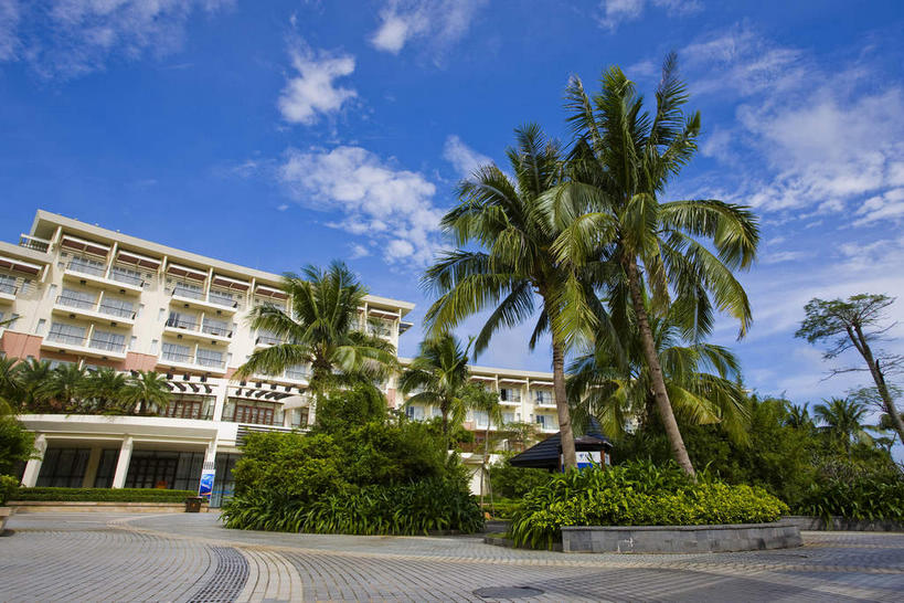 无人,宾馆,露台,横图,室外,白天,仰视,旅游,度假,植物,阳台,标志建筑,道路,地标,建筑,酒店,路,三亚,中国,亚洲,一排,许多,阴影,整齐,并列,并排,光线,影子,云,云朵,小路,交通,很多,云彩,娱乐,建设,树,树木,海南,排列,蓝色,绿色,白云,蓝天,天空,阳光,自然,天,享受,休闲,旅游胜地,放松,海南省,生长,晴朗,成长,酒家,旅社,队列,平行,东亚,三亚湾,三亚市,中华人民共和国,华南地区,琼,晴空,彩图,低角度拍摄,客店,客栈,露天阳台,旅店,旅馆,三亚湾度假区,商旅,三亚亚太国际会议中心,亚太国际会议中心