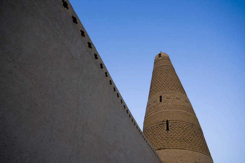 无人,横图,室外,白天,仰视,旅游,度假,建材,名胜古迹,标志建筑,地标,建筑,中国,亚洲,阴影,破旧,遗迹,陈旧,光线,材料,影子,砖,砖块,堡垒,城堡,墙,塔,古迹,文物,娱乐,建设,古建筑,废墟,墙壁,墙面,蓝色,蓝天,天空,阳光,天,享受,休闲,砖头,旅游胜地,放松,建造,晴朗,要塞,残破,古文明,东亚,吐鲁番,新疆,万里无云,中华人民共和国,额敏塔,苏公塔,新疆维吾尔自治区,西北地区,设防,石料,晴空,晴空万里,彩图,低角度拍摄,砌墙砖,额敏和卓报恩塔,火洲,葡萄乡,吐鲁番地区,吐鲁番额敏塔清真寺,吐鲁番塔,新