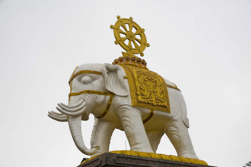 无人,站,横图,室外,白天,仰视,旅游,度假,名胜古迹,标志建筑,地标,建筑,哺乳动物,大象,野生动物,纺织品,雕塑,峨眉山,中国,亚洲,一头,节日,遗迹,艺术,装饰,雕刻,雕像,毛毯,毯子,乌云,云,阴天,云朵,云彩,古迹,文化,文物,娱乐,建设,古建筑,金顶,纺织,白色,天空,动物,工艺品,垫子,天,祈祷,站着,享受,休闲,健康,温暖,金色,旅游胜地,放松,许愿,宗教,佛教,信仰,四川省,纪念,华丽,修饰,祈求,美术,点缀,昏暗,阴沉,主题,陈列,古文明,东亚,四川,中华人民共和国,西南地区,功能,美学,衬托,美观,雅致,雅观,川,释教,平安,象,站立,彩图,低角度拍摄,全身,峨眉,峨眉山金顶,峨眉山市