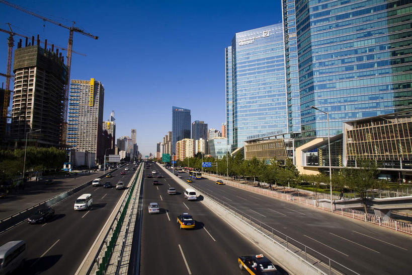 无人,高楼大厦,栏杆,横图,室外,白天,仰视,度假,美景,树林,植物,窗户,落地窗,城市风光,城市,大厦,道路,建筑,路,路灯,摩天大楼,公路,照明,北京,中国,亚洲,一排,许多,阴影,整齐,并列,并排,光线,影子,支架,景观,围栏,灯光,分界线,停车线,交通,首都,很多,娱乐,建设,护栏,玻璃窗,架子,脚手架,灯,树,树木,排列,施工,蓝色,绿色,白色,蓝天,天空,阳光,自然,建筑工地,天,享受,休闲,景色,放松,生长,晴朗,成长,车行道,车行道分界线,支撑,照亮,固定,照明设备,队列,标线,平行,玻璃幕墙,塔吊,长安街,东亚,车行线,万里无云,中华人民共和国,北京市,京,北平,华北地区,地盘,建筑地盘,施工地盘,晴空,晴空万里,马路,彩图,低角度拍摄,大楼,高层建筑,高楼,工地,摩天楼,神州第一街,稳固,北京华贸中心,华贸中心