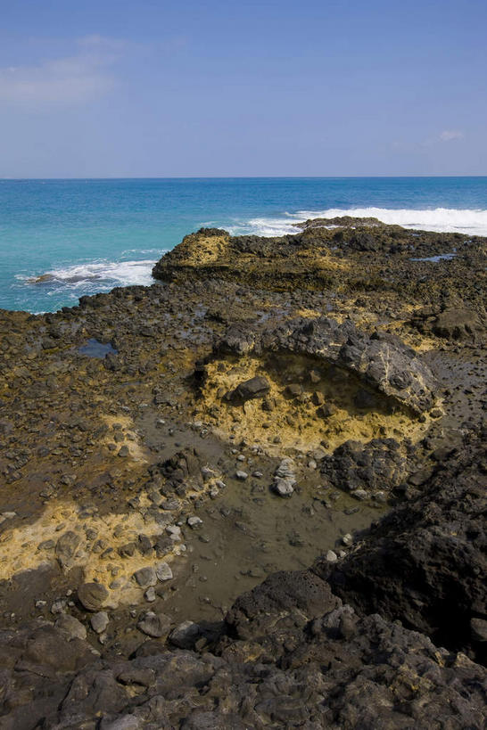无人,竖图,室外,白天,正面,旅游,度假,海浪,海洋,石头,美景,沙滩,台湾,中国,亚洲,许多,阴影,光线,沙子,石子,影子,海岸,景观,浪花,水平线,云,云朵,辽阔,海平线,沙地,很多,云彩,娱乐,蓝色,白云,蓝天,天空,阳光,自然,海水,天,享受,休闲,广阔,景色,放松,晴朗,一望无际,自然风光,海景,东亚,台东县,三仙台,港澳台,中华人民共和国,台湾省,无边无际,一马平川,大海,风浪,海,海水的波动,海滩,近岸浪,石块,岩石,涌浪,晴空,彩图,成功镇,台东,水天相接,水天一线,台