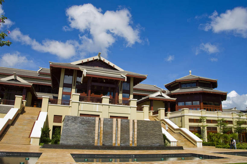 无人,宾馆,栏杆,横图,室外,白天,仰视,度假,美景,树林,植物,窗户,楼梯,城市风光,城市,酒店,三亚,中国,亚洲,阴影,光线,扶手,影子,阶梯,墙,屋顶,池塘,景观,水池,云,云朵,海湾,云彩,顶棚,娱乐,护栏,玻璃窗,墙壁,墙面,台阶,树,树木,海南,蓝色,绿色,白云,倒影,蓝天,天空,阳光,自然,天,享受,休闲,景色,放松,海南省,生长,晴朗,成长,酒家,旅社,倒映,东亚,三亚市,中华人民共和国,华南地区,琼,反照,晴空,彩图,低角度拍摄,客店,客栈,旅店,旅馆,亚龙湾,商旅,亚龙湾国家旅游度假区,金茂三亚丽思卡尔顿酒店