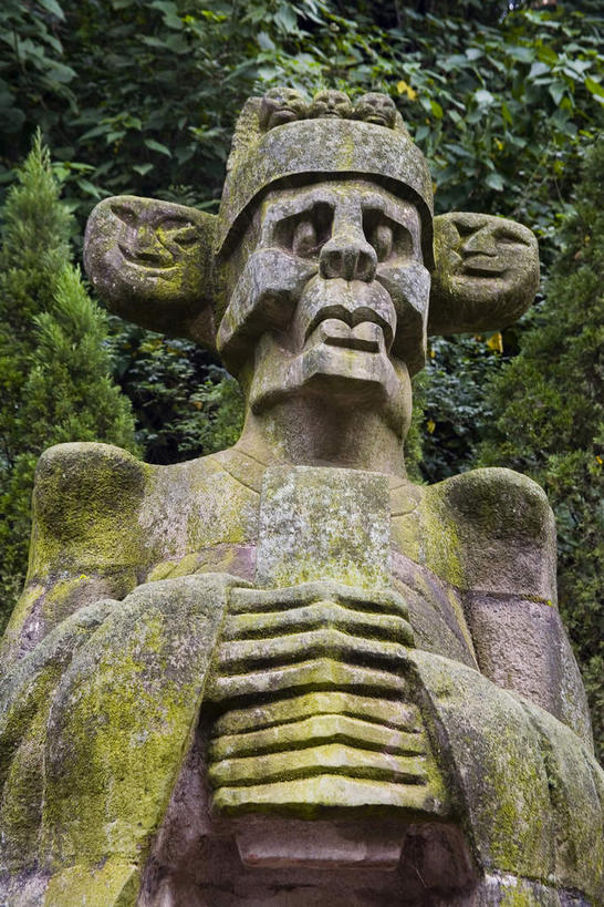 东方人,一个人,无人,站,竖图,室外,白天,仰视,民族服装,旅游,度假,树林,植物,标志建筑,地标,建筑,帽子,雕塑,重庆,中国,亚洲,仅一个男性,仅一个人,服装,艺术,装饰,雕刻,雕像,青苔,苔藓,注视,黄种人,娱乐,建设,石雕,树,树木,仅一个年轻男性,一个,衣服,绿色,自然,工艺品,观察,看,站着,享受,休闲,旅游胜地,放松,服饰,生长,单个,成长,观看,纪念,美术,察看,衣着,穿着,关注,主题,陈列,东亚,中华人民共和国,西南地区,功能,美学,重庆市,渝,丰都县,衣饰,山城,男人,男性,年轻男性,亚洲人,站立,半身,彩图,低角度拍摄,传统服装,民俗服,丰都,丰都鬼城,酆都鬼城,鬼城,幽都