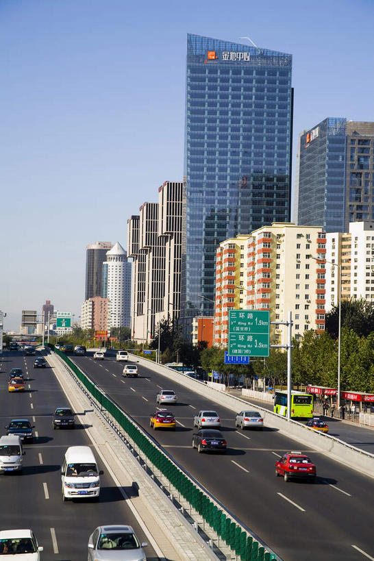 无人,高楼大厦,栏杆,竖图,室外,白天,仰视,度假,美景,树林,植物,窗户,落地窗,城市风光,城市,大厦,道路,建筑,路,摩天大楼,指示牌,公路,公共汽车,北京,中国,亚洲,一排,许多,阴影,整齐,并列,并排,光线,标志,路标,文字,影子,字符,景观,围栏,分界线,巴士,停车线,公交车,交通,首都,很多,娱乐,标识,建设,护栏,路牌,玻璃窗,车,树,树木,排列,蓝色,绿色,白色,倒影,蓝天,天空,阳光,自然,交通工具,轿车,天,享受,休闲,汉字,景色,放松,生长,晴朗,成长,车行道,车行道分界线,倒映,队列,中文,载具,标线,平行,玻璃幕墙,东亚,车行线,万里无云,中华人民共和国,北京市,京,北平,华北地区,朝阳区,国文,华文,反照,晴空,晴空万里,马路,彩图,低角度拍摄,大楼,高层建筑,高楼,摩天楼,北京CBD,北京商务中心区,中国北京大北窑,金地中心