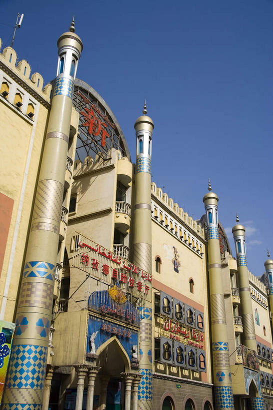 无人,家,竖图,室外,白天,仰视,度假,美景,窗户,城市风光,城市,中国,亚洲,一排,许多,阴影,整齐,光线,标志,文字,影子,柱子,字符,房屋,墙,屋子,景观,很多,四根,娱乐,标识,楼房,玻璃窗,墙壁,墙面,住宅,排列,蓝色,蓝天,天空,阳光,天,享受,休闲,汉字,景色,放松,晴朗,队列,中文,东亚,乌鲁木齐,新疆,国际大巴扎,万里无云,首府,中华人民共和国,国文,华文,乌鲁木齐市,新疆维吾尔自治区,西北地区,大巴扎,晴空,晴空万里,彩图,低角度拍摄,房子,二道桥,二道桥商业圈,天山区,新疆国际大巴扎,新