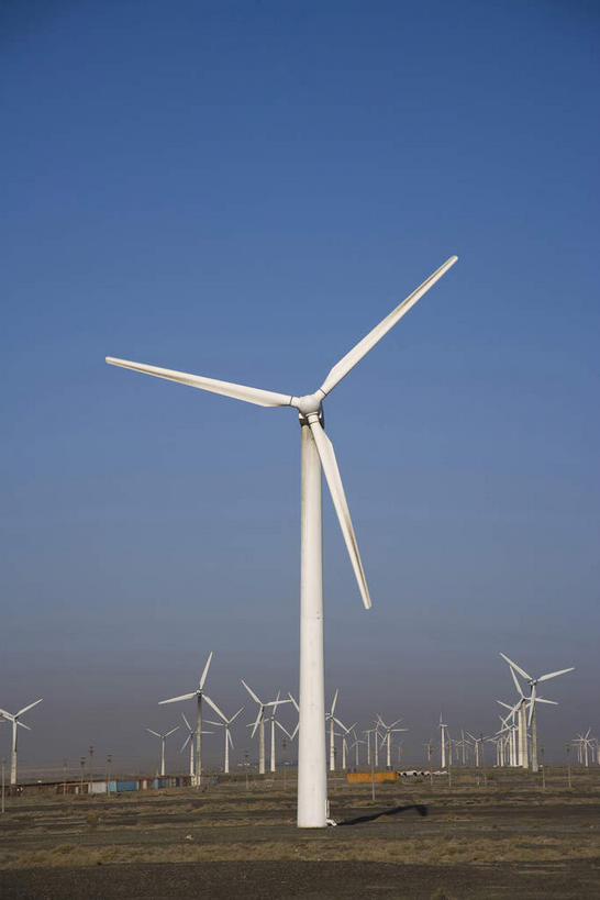 无人,工厂,竖图,室外,白天,正面,度假,农业,风能,技术,风力发电机,草地,草坪,美景,植物,城市风光,城市,风车,中国,亚洲,许多,阴影,环保,电力,光线,科学,影子,景观,很多,娱乐,设备,草,蓝色,绿色,白色,蓝天,天空,阳光,天,享受,休闲,发电,机械,发电厂,发电站,景色,放松,工业,能源,晴朗,回收,资源,风力机,能量,利用,低碳,东亚,循环,乌鲁木齐,新疆,万里无云,首府,中华人民共和国,乌鲁木齐市,新疆维吾尔自治区,西北地区,持续,风力发电,风力涡轮机,晴空,晴空万里,彩图,制造厂,生产工厂,新,风电厂,风力发电厂,达坂城,达坂城区