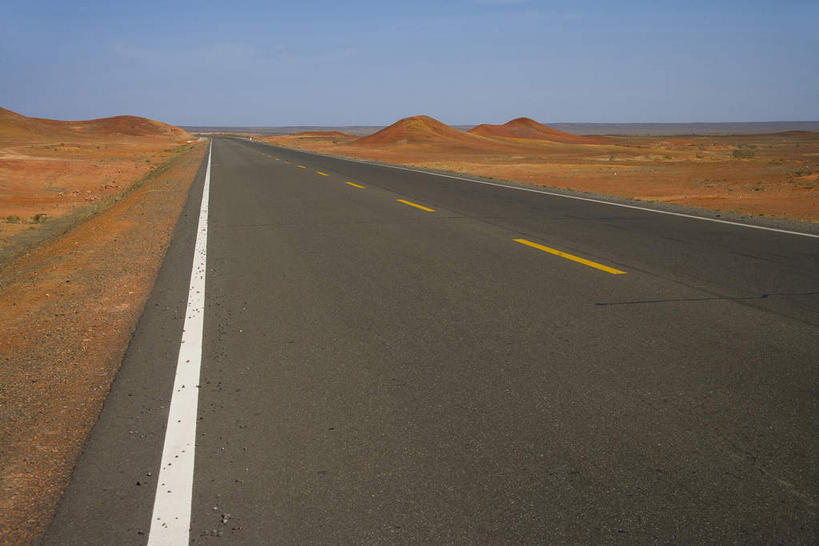 无人,横图,室外,白天,正面,消失点,旅游,度假,美景,沙漠,山,道路,路,公路,中国,亚洲,阴影,光线,影子,景观,山峰,云,云朵,分界线,停车线,交通,山峦,云彩,娱乐,黄色,蓝色,白色,白云,蓝天,天空,阳光,自然,天,享受,休闲,景色,放松,晴朗,车行道,车行道分界线,自然风光,标线,东亚,车行线,新疆,中华人民共和国,新疆维吾尔自治区,西北地区,昌吉,昌吉回族自治州,大漠,砂漠,晴空,马路,彩图,没影点,灭点,昌吉州,新,吉木萨尔县,火烧山