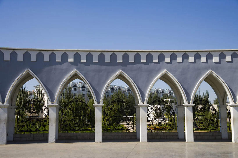 无人,家,横图,室外,白天,正面,旅游,度假,树林,植物,标志建筑,地标,建筑,中国,亚洲,一排,许多,阴影,整齐,光线,影子,柱子,房屋,墙,屋子,很多,娱乐,建设,楼房,墙壁,墙面,住宅,树,树木,排列,蓝色,绿色,蓝天,天空,阳光,自然,天,享受,休闲,旅游胜地,放松,生长,晴朗,成长,队列,东亚,宁夏,银川,万里无云,首府,中华人民共和国,西北地区,银川市,宁夏回族自治区,宁,晴空,晴空万里,彩图,房子,兴庆,兴庆区,银川新月广场