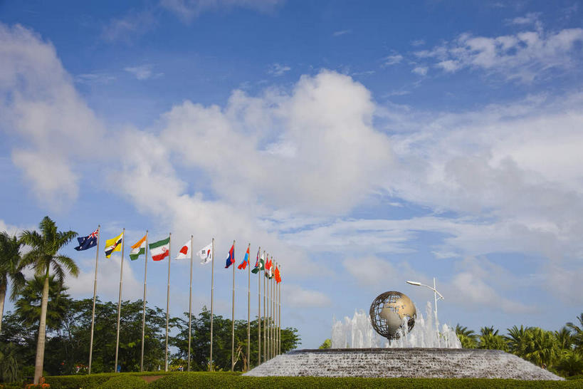 无人,横图,室外,白天,正面,度假,草地,草坪,美景,水,植物,城市风光,城市,喷泉,棕榈树,旗帜,国旗,叶子,雕塑,三亚,中国,亚洲,一排,许多,吊挂,悬挂,阴影,飞溅,漂浮,艺术,整齐,装饰,溅,光线,雕刻,雕像,旗杆,液体,影子,景观,水滴,云,云朵,绿叶,很多,挂,云彩,文化,娱乐,水珠,草,树,树木,海南,排列,蓝色,绿色,白云,蓝天,天空,阳光,自然,工艺品,天,品味,享受,休闲,嫩叶,景色,放松,海南省,生长,晴朗,成长,纪念,漂流,美术,队列,喷洒,主题,水景,陈列,东亚,棕榈叶,三亚湾,三亚市,中华人民共和国,华南地区,功能,美学,美观,流浪,琼,流落,流散,漂泊,飘泊,飘流,设计,叶,叶片,旗,晴空,棕树,棕榈,彩图,三亚湾度假区,万国旗,三亚亚太国际会议中心,亚太国际会议中心