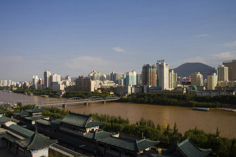 无人,家,高楼大厦,横图,俯视,室外,白天,度假,河流,美景,山,树林,水,植物,城市风光,城市,大桥,大厦,建筑,摩天大楼,桥梁,中国,亚洲,许多,阴影,光线,影子,房屋,屋子,河水,景观,山峰,水流,云,云朵,公寓,桥,山峦,很多,云彩,娱乐,洋房,楼房,铁桥,住宅,树,树木,蓝色,绿色,白云,蓝天,天空,阳光,自然,天,享受,休闲,景色,放松,生长,晴朗,成长,东亚,甘肃,甘肃省,跨线桥,中华人民共和国,省会,西北地区,兰州,兰州市,甘,晴空,彩图,高角度拍摄,房子,大楼,高层建筑,高楼,摩天楼,黄河铁桥,兰州黄河铁桥,兰州中山桥,天下黄河第一桥,中山桥